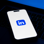 Téléphone avec l'application "LinkedIn" qui s'ouvre