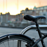 Vélo dans une ville avec un couché de soleil